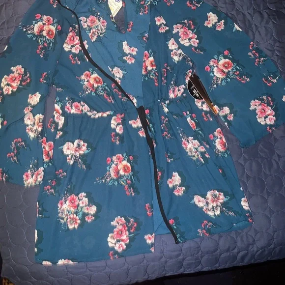 Floral Blouse With Tie Front - Picture 3 of 3